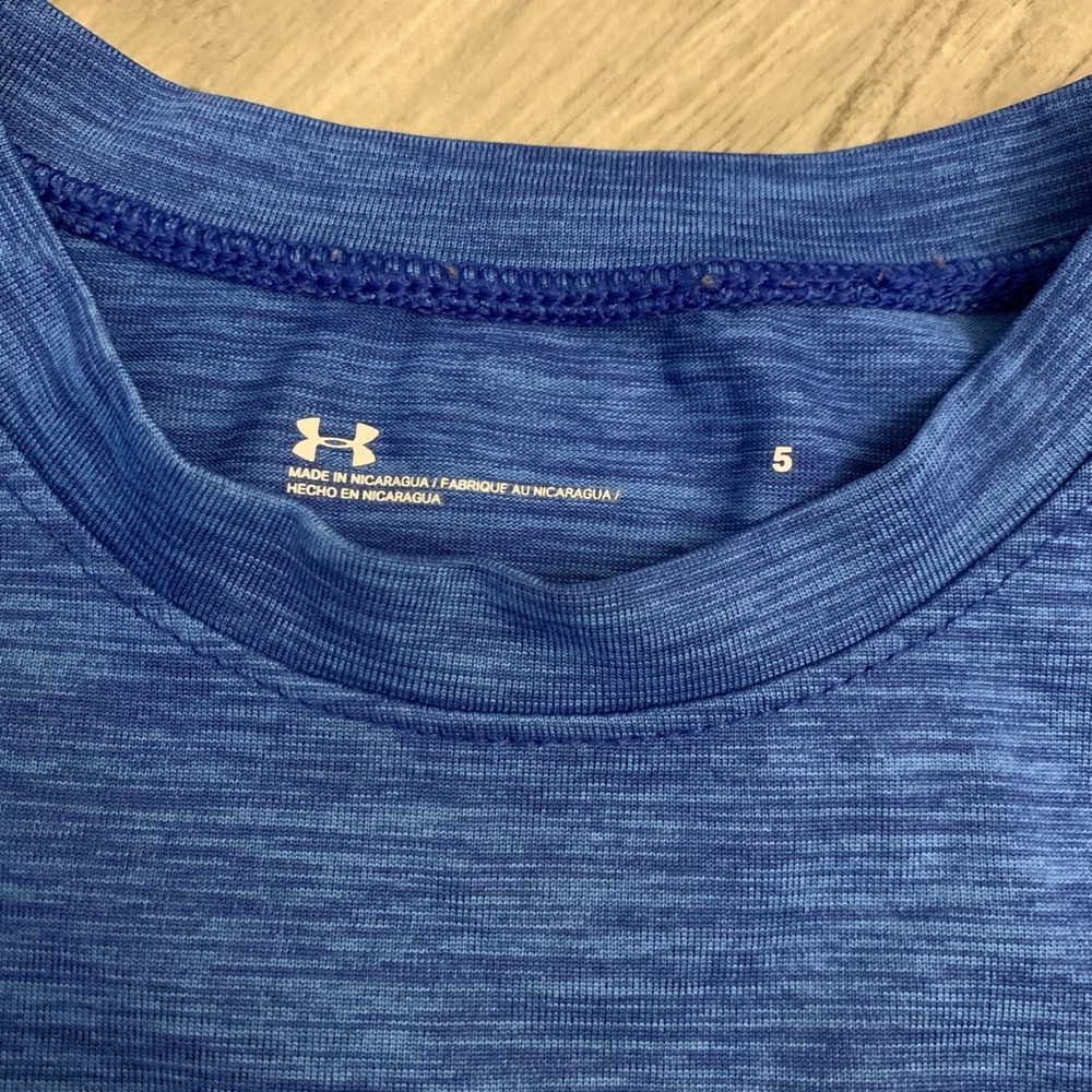 Boys Blue Under Armour Athletic Shirt Size 5 - Picture 2 of 3